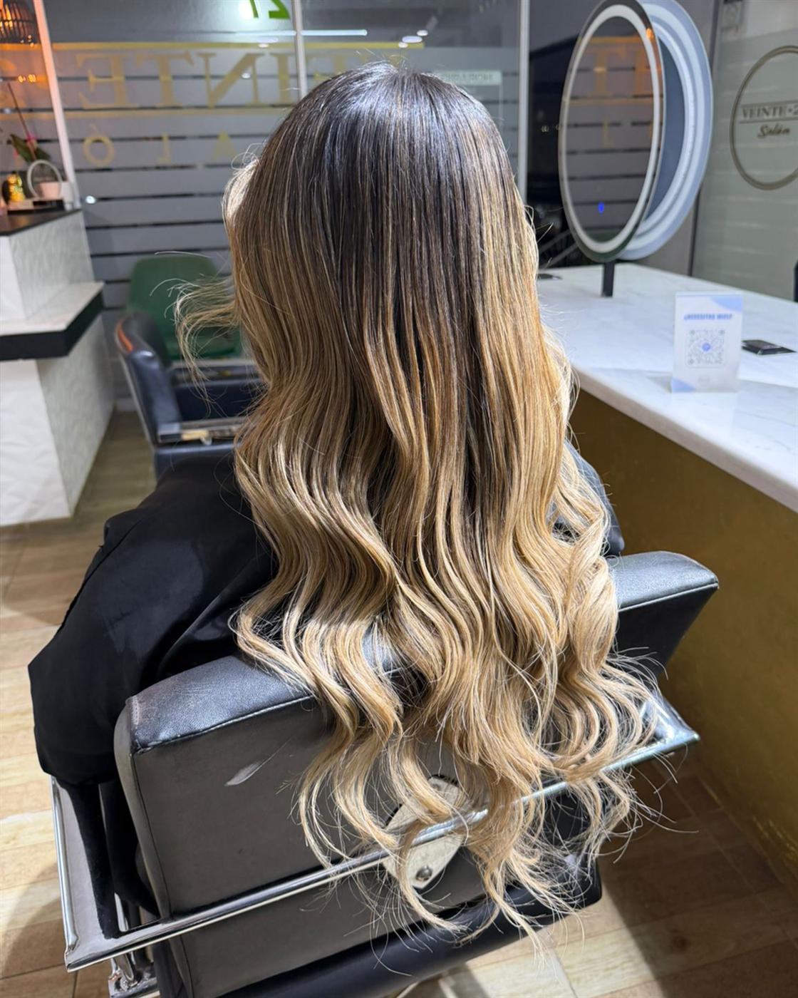 Después: balayage dorado con ondas dimensionales