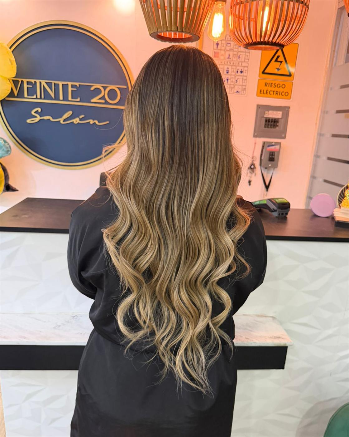 Balayage miel con ondas frente al logotipo de Veinte20